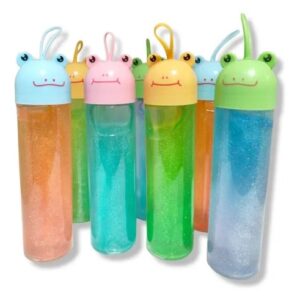 potes de slime com tampas decorativas de sapinho.