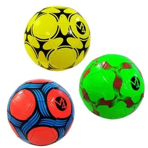 bolas de futebol de diversas cores e designs, algumas delas com a marca "Maging
