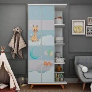 guarda-roupa ou roupeiro de duas portas branco, com prateleiras laterais abertas.